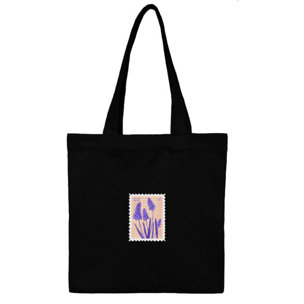 Cotton-Totebag-Black-Muskari1-1 توت بگ کتان مشکی طرح تمبر گل کلاغک خاکی - Image 1
