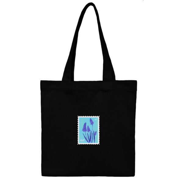 Cotton-Totebag-Black-Muskari2-1 توت بگ کتان مشکی طرح تمبر گل کلاغک آبی - Image 1